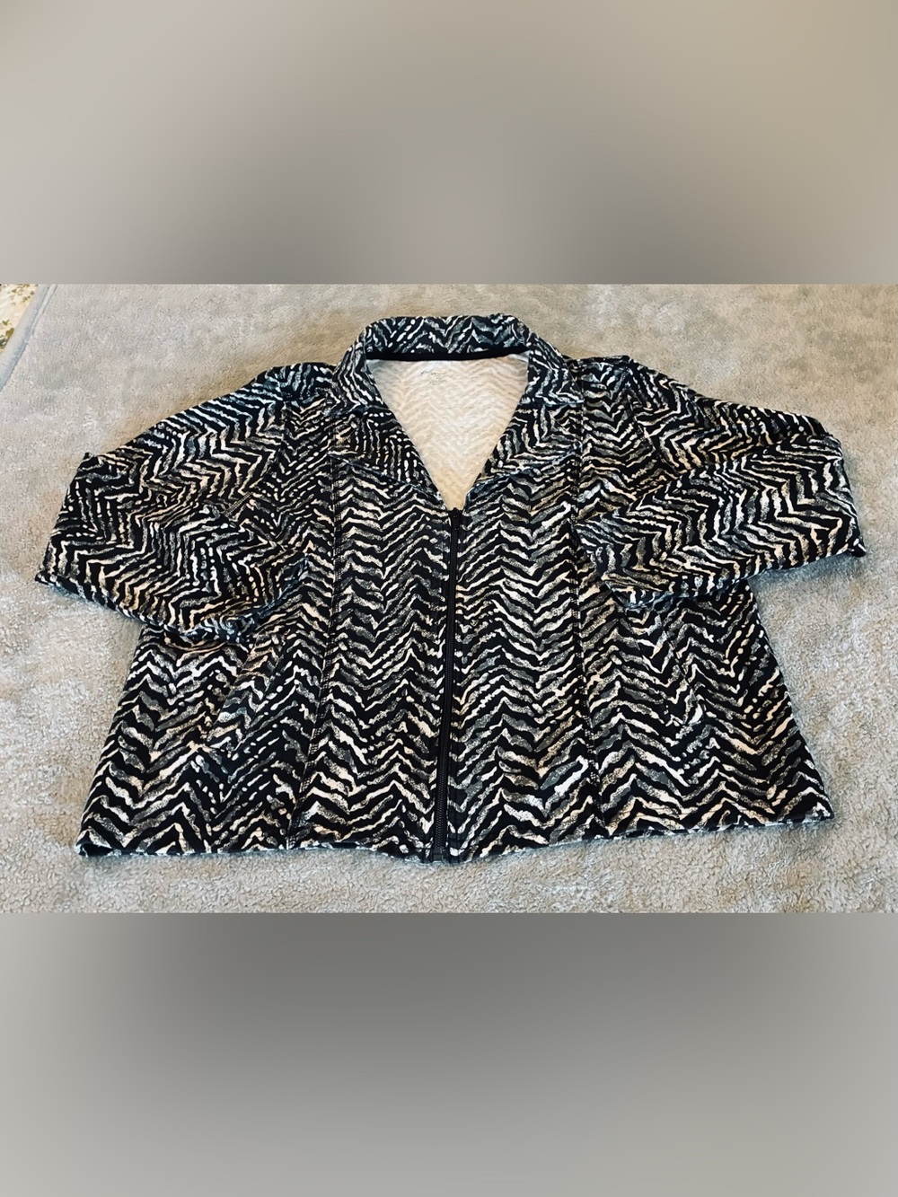 Stylish Kim Roger’s Black & White Patterned Women’s Zip-Front Top Size X-LARGE